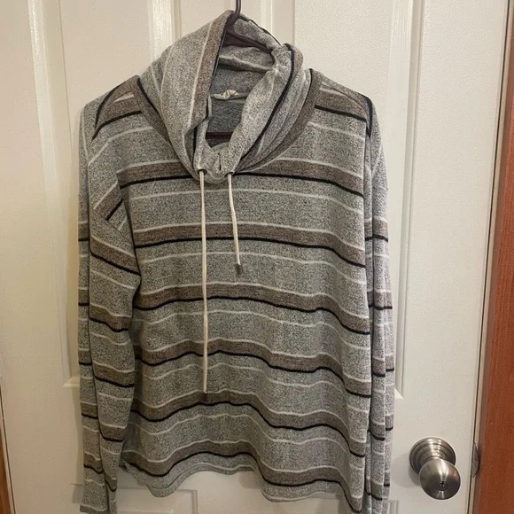 BKE Sweater - Picture 1 of 2